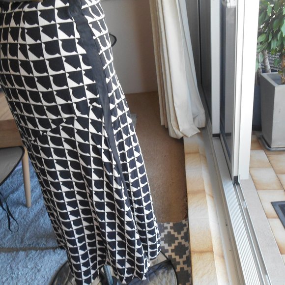 ZARA Size 14 Black Cream geometric pattern midi skirt - Picture 6 of 10